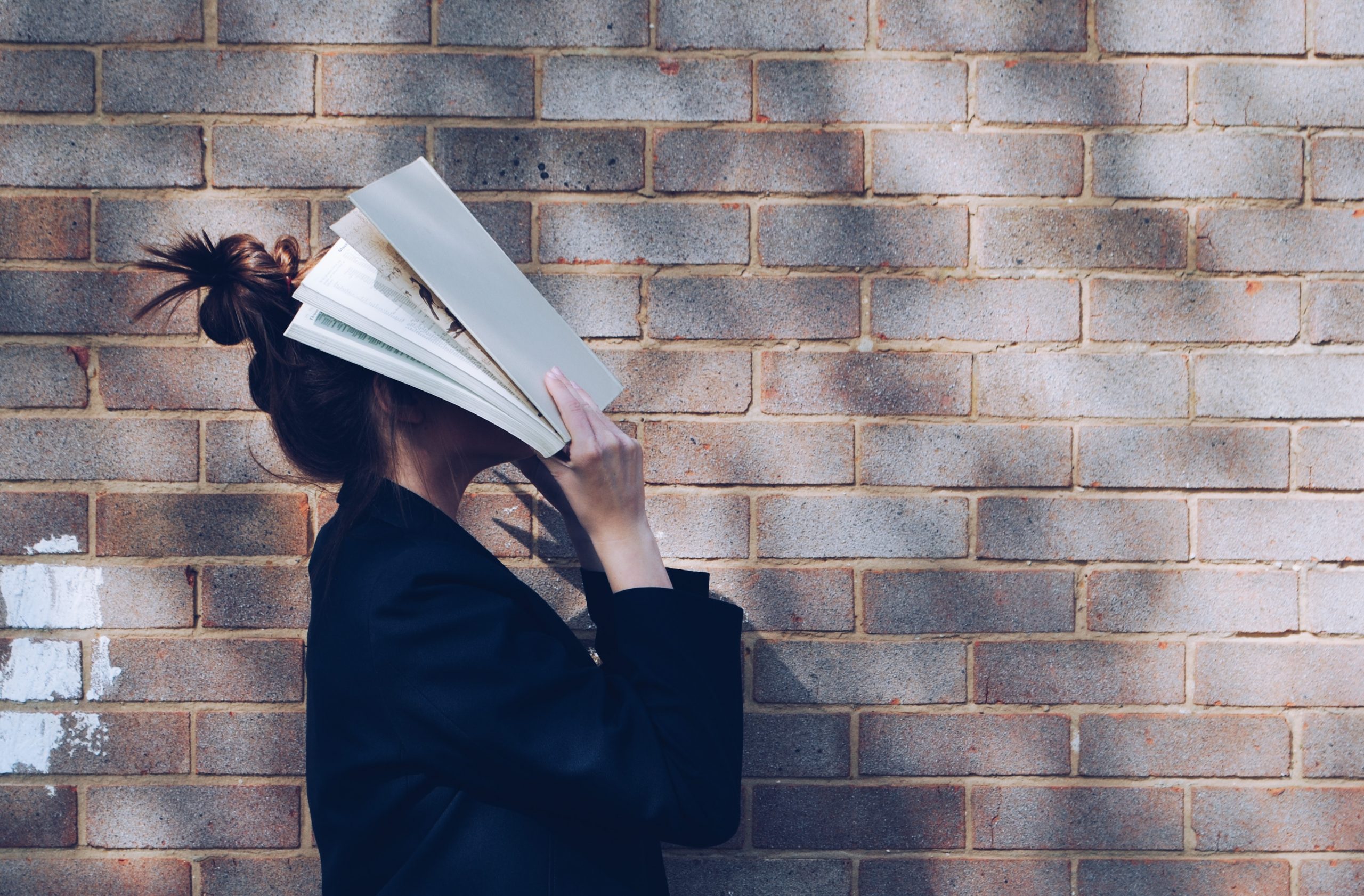 Fille tête dans les études